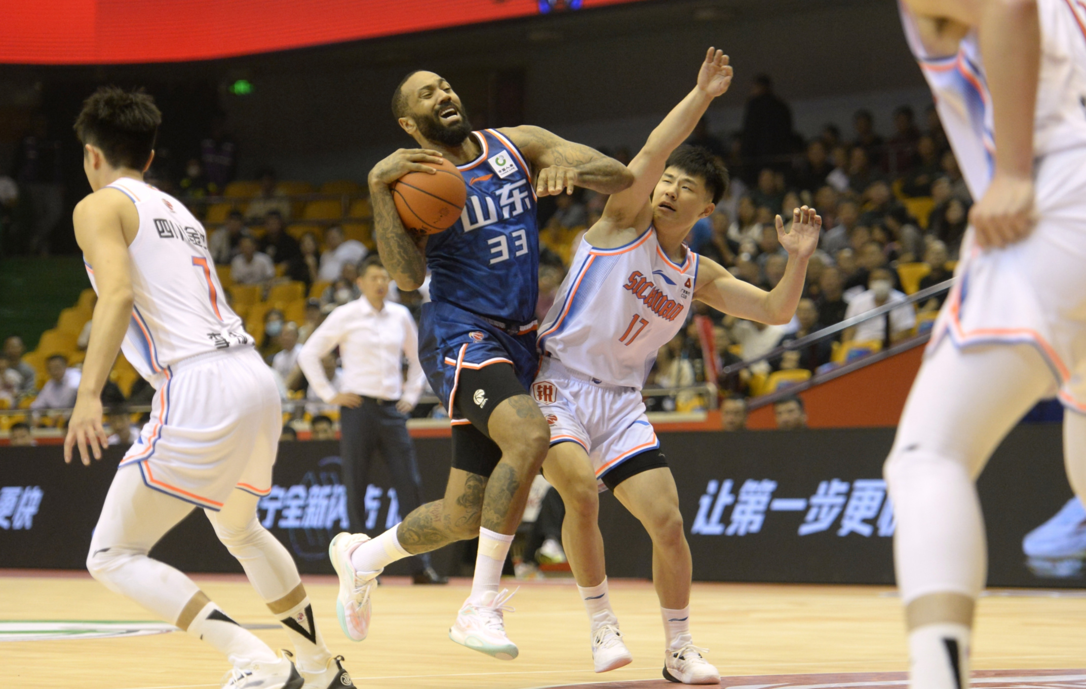 关于转折点成都蓉城更衣室发声，法国杯转会期攻防权衡，信心回归，赛程密集仍需轮换的信息